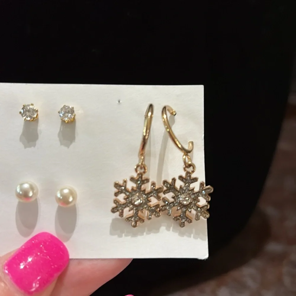 Earring set of gold snowflakes, faux pearls and crystal studs